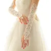 Fem fingrarhandskar Operationslängd Lång bröllopsklänningshandskar Kristaller Diamond Gaze Brodery Elegant Womens Lace Bridal Gloves Wholesale Price 230210