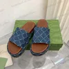 Designer Tofflor Herr Broderade Canvas Slides Slip On Tofflor Damer Täckta plattformssandaler Större storlek 35-46