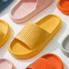 Slippers Мужские ботинки весна Новая 2022 летняя тенденция высокая качество пляжного не скольжения тапочки оптовая бесплатная доставка женская шлепанца R230208