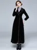 Женские траншеи Coats Winter Bunway Designer Женский винтажный воротник с надрезом черный бархатный макси -пальто густое теплое длинное плащ с крахом 230211