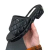 Damenschuhen Designer Low Heels Sandalen Klassische schwarze Mules Luxurys Hardware Matelasse Slider Slut-On Beach Schuh Outdoor Freigelegte Slingbacks Slattern für Geschenke