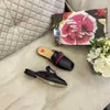 Terlik Yüksek Sürüm Çift G-Button Bahar Yeni Kare Baş Moda Konforlu Çok yönlü düz Muller Ayakkabı Kadın T2302112