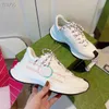 New Womens Shoes 2023 Spring and Autumn Lace-Up Flat-Bottomed Couples 고급 디자이너 패션 중간 힐 가죽 캐주얼 빵 신발 남성 및 여성 크기 35-46
