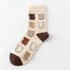 Skarpetki dla kobiet w stylu zimowym i zimowym panie w średniej rurce grzebień bawełniany bawełniany niedźwiedź modny japoński stos khaki