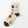 Damensocken im Herbst- und Winterstil, mittellang, gekämmte Baumwolle, Bär, trendiger japanischer Khaki-Flor