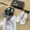 Paris Kadın Sandaletleri Yaz Yumuşak Tabanlı Moda / Çok Yönlü Ayakkabı Bayan 2023 Lüks Tasarımcı Slayt Kauçuk Parmak arası Terlik Düz Sandalet Kadın Miller Terlik İki C