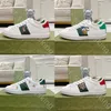 Top Italy Cartoons Sapatos Casuais Sapatos de Designer Abelha Tênis Branco Clássico Listrado Lona Emenda Tênis Animal Bordado Casal Tênis Tamanho 35-46