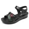 Sandalen vrouwen zomer pu leer open teen casual slip op vrouwelijke zachte bodem strandschoenen moeder comfortabel