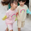 INS INSELHO CRIANￇAS DE LEISURE Conjunto de esportes infantis Primavera e outono Novo manga comprida Rainbow Color Sweatshirt e shorts