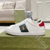 2023 Erkek Kadın İtalya Günlük Ayakkabı Tasarımcısı Loafers Beyaz Düz Spor ayakkabılar yeşil kırmızı şerit işlemeli kaplan yılan çiftler eğitmenleri Chaussures Boyut