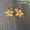 Pendientes de tuerca con forma de Margarita y flor de cinco hojas para mujer y niña, aretes elegantes de Color dorado, joyería encantadora para uso diario