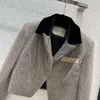 Kvinnorjackor Designer Milan Runway 2023 Spring Lapel Neck Long Sleeve Paneled Coats Brand Samma stil Ytterkläder 90kx