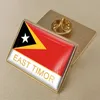 Broche con insignia de resina de cristal de la bandera nacional de Timor Oriental, insignias de bandera de todos los países del mundo