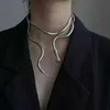 Colares pendentes de personalidade minoritária colar de serpente em estilo legal design minoritário sentido garota gostosa de colarinho escuro mulheres e homens