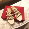 Sandálias de marca clássicas rebites chinelos femininos sapatos de praia verão designer couro genuíno sandálias planas fosco luxo chinelo feminino