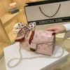 Tienda de bolsos de diseñador 70% de descuento en bolsos Cerradura impresa Cuero suave Estilo extranjero Cadena de perlas Mensajero Textura roja Bufanda de seda Ventas cuadradas pequeñas para mujeres