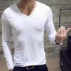 メンズTシャツの男性長袖ソリッドカラーVネックロングスリーブTシャツシンプルなスリムコットンポリエステルブレンドボトムスプリングシャツ