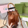 Bambu axelpåsar designer crossbody mini pochette kvinnor hink väska mode handväskor sträng handväska läder tofsels cross body plånbok handväska plånböcker