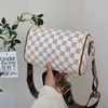 Bolso de mano barato de fábrica, venta al por mayor, bolso al por menor, moda en vivo para mujer, Diagonal de un solo hombro, primavera 2023, nueva axila Simple, pequeña y redonda