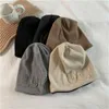 Beanie/Kafatası Kapakları Gevşek Büyük Kafa Örme Şapka Sonbahar ve Kış Japon tarzı Yün Şans Mektup Şapka Unisex Dome Kulak Kapı Giyim Aksesuarları 230211