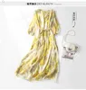 2023 Primavera Amarelo Vestido de Seda com Cinto Estampa Floral Manga 3/4 Botões Decote em V Midi Vestidos Casuais C3F130018