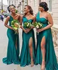 Sexig mörkgrön afrikansk brudtärna klänningar 2023 Bröllopsgästklänning sida delad hög en axel lång plus size party piga av hedersklänning BC9850 GW0213