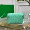 Bolsa pequena para câmera com alça Cassete média Bolsas transversais de couro Intrecciato Mini bolsa de ombro Muse Acabamento em latão Carteira feminina de designer de luxo