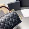 Diseñador de cuerpo cruzado para mujer Co Handle Totes Cuero de vaca Bolsas acolchadas Caviar Cuero Clásico Mini bolsos con solapa Gire Lock Multi Pochette 7 colores