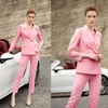 el elegante pantalón rosa se adapta a las mujeres