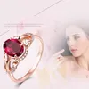 Anneaux de cluster Luxe Vintage Red Crystal Ruby Gemstones Diamants pour femmes Rose Gold Tone Bijoux Bijoux Bague Party Cadeau Accessoire 1