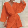 カジュアルドレス知的快適さと2023年の女性夏秋のオレンジ色のレースアップストリートホリデーランタンスリープVネックドレス