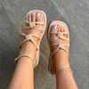 2023 Sommarkvinnor Sandaler Nya designer Slides Round Toe Tjock Sole Simple Slippers Fashion Large Beach Shoes