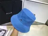 인색 브림 모자 여름 휴가 디자이너 여자 버킷 모자 커플 패션 여행 스포츠 메탈 레터 자수 버킷 모자