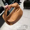 デザイナーVenetas Handbags S Baodiejia 22 New Teen Jodie Handbag Woven Cloud Bag Hand Bag Knotted Armpit Bag240J