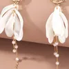 Kolczyki Dangle Hook w kształcie litery C Kolor Perłowe białe płatki Studek Czech Bręgla Elegancka bajka długa bejdowa biżuteria urok Kobiety