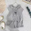 Set di abbigliamento Set estivo in cotone da ragazzo Nuovo gilet coreano senza maniche con cappuccio Top Pantaloncini larghi per bambini di moda Abito in due pezzi