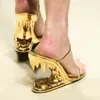 フリップフロップ女性のウェッジサンダルと顎の形状の獣の歯のデザイン形状のかかとハイヒールサンダルゴールドメタルヒールセクシーなファッション高級デザイナー工場靴1287164