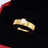 Anello di proposta di design anello di diamanti di fascia alta uomini e donne amano l'anello gioielli di lusso classici accessori da sposa per feste Regali di gioielli di San Valentino di Natale