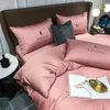 Ensembles de literie 2023 Quatre pièces de luxe léger coton double drap de lit de ménage housse de couette brodée petite abeille mode rose