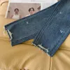2023 Дизайнерские джинсы женские новые прямые джинсы со средней посадкой и высокой талией брюки с листьями лотоса модные буквы украшения досуг. С5