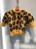 Malhas femininas camisetas designer suéter de leopardo novo temperamento celebridade na primavera 2023 estilo amarelo manga curta slim fit mohair top iwtw