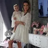 Giyim setleri moda aile eşleşen kıyafetler anne kızı elbiseler beyaz içi boş çiçek dantel elbise mini elbise anne kız bebek parti kıyafetleri 230211