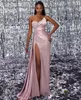 Pink Mermaid Prom Dresses ￤rml￶s V -hals 3D spets satinapplikationer paljetter p￤rlor golvl￤ngd k￤ndis plus size sido slits aftonkl￤nningar plus storlek skr￤ddarsydd gjord