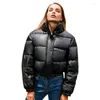 Trenchs de femmes Manteaux d'hiver 2023 Manteau de coton pour femmes Noir Pu Cuir Col debout Court Pain chaud Parka