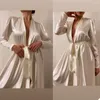 Brautjungfernkleid Winter Satin Bademantel Maßgeschneiderte lange Ärmel Nachthemd Damen Nachtwäsche für Braut Boudoir