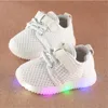 Atletiska skor utomhus småbarn pojkar flickor avslappnade baby led vita barn blinkande sneakers barn andas ljus