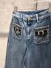 2023 Дизайнерские джинсы женские новые прямые джинсы со средней посадкой и высокой талией брюки с листьями лотоса модные буквы украшения досуг. С10