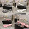 2023 Designer Pure Color Strass Slides Chinelos Mulheres Luxo Couro Preto Branco Rosa Ao Ar Livre Cristal Sandálias de Salto Alto Ladys Sexy Fashion Stiletto Heel Shoes