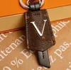 Porte-clés en cuir de marque pendentif de mode porte-clés de voiture lettres de luxe fleur marron noir vieille fleur de haute qualité bibelot cadeaux porte-clés accessoires faits à la main