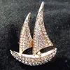 Broşlar klasik şanslı yelkenli tekne broş kadınlar için erkekler takım elbise pin kalite parlak kristal rhinestone düğün 18k altın kaplama mücevher